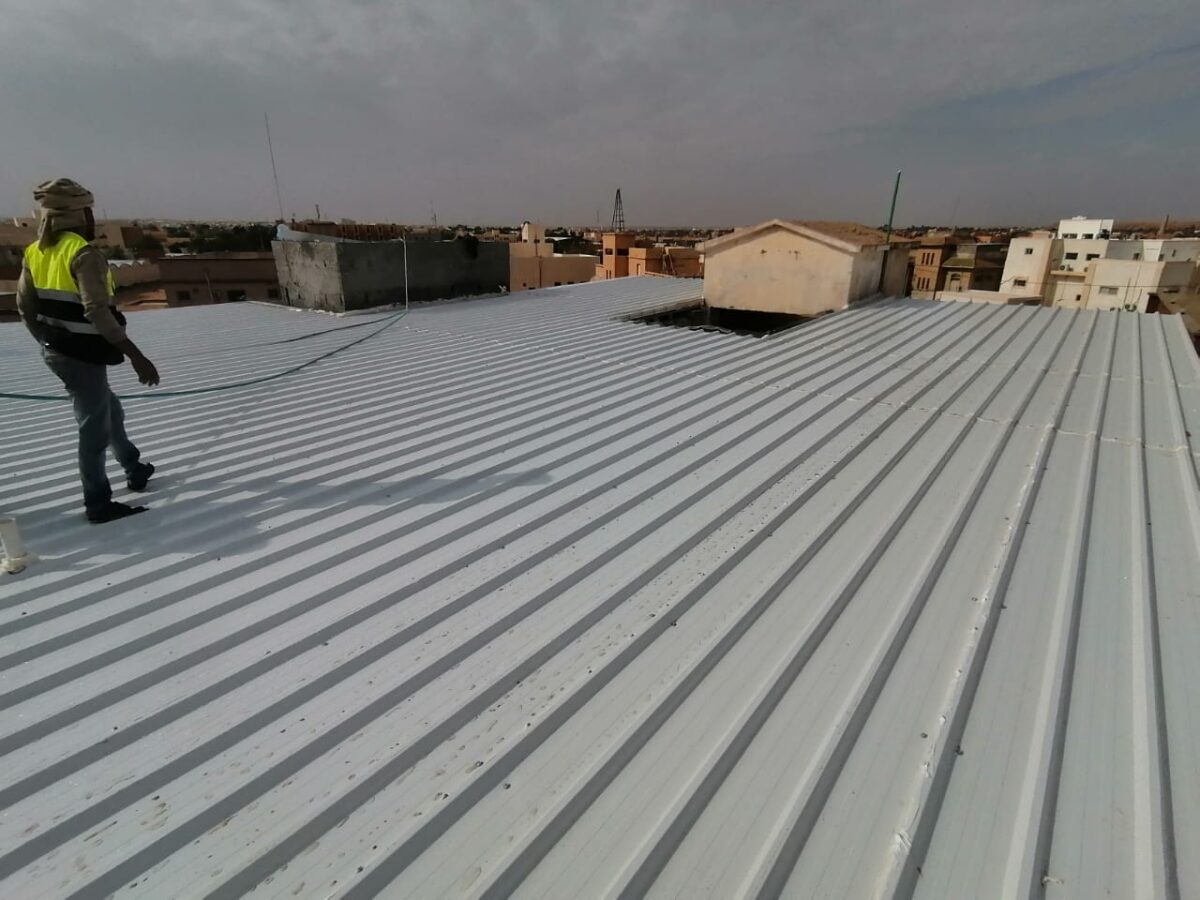 صورة توضح تركيب ألواح ساندوتش بانل في مشروع بناء حديث بالرياض