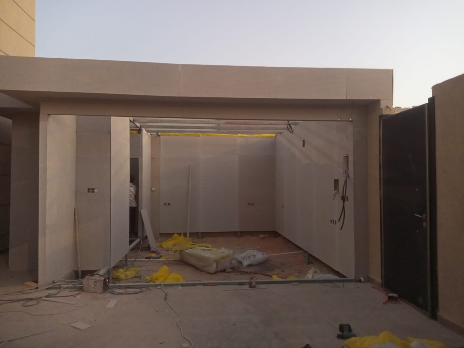 غرفة اسمنت بورد جاهزة فوق سطح منزل بالرياض — تصميم عصري